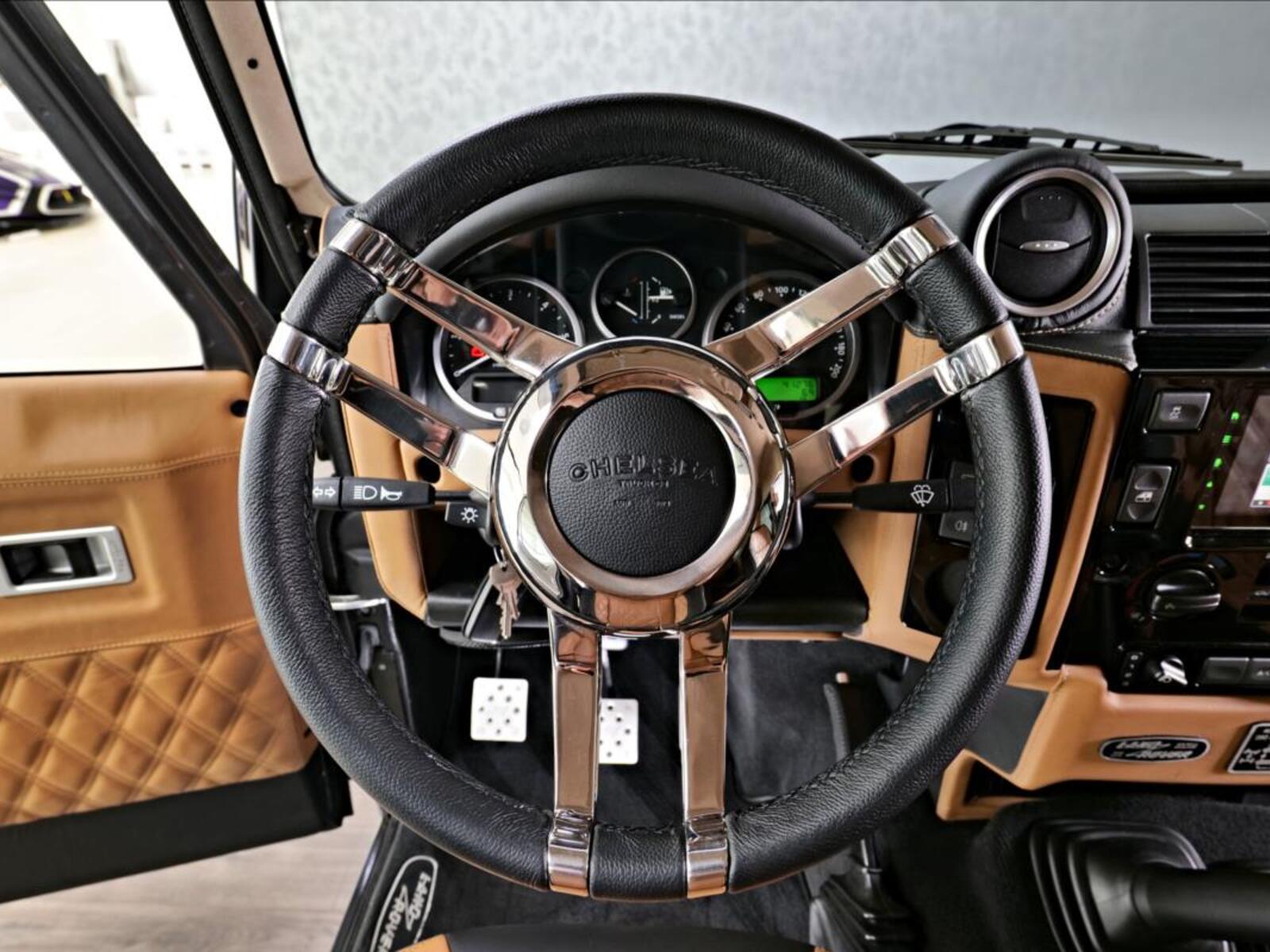 Land Rover Defender 16