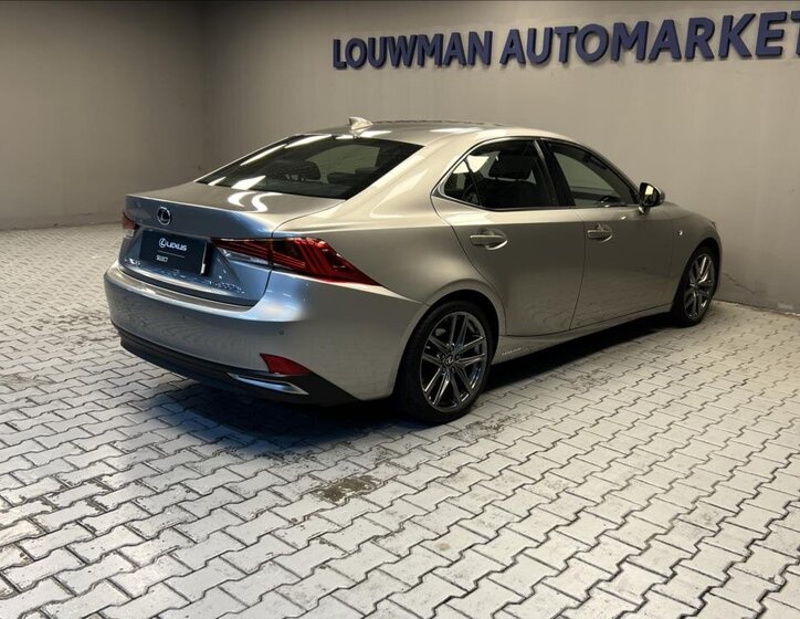 Lexus IS 300h Sedan / Limuzína 2,5 l 164 kw