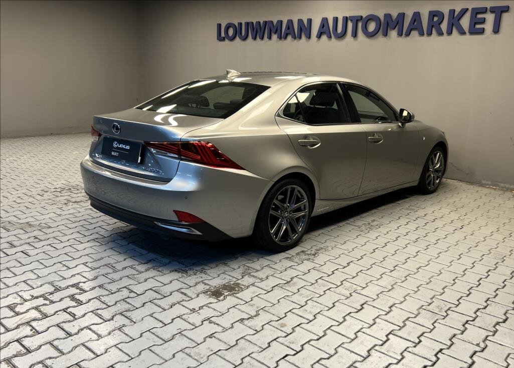 Lexus IS 300h Sedan / Limuzína 2,5 l 164 kw