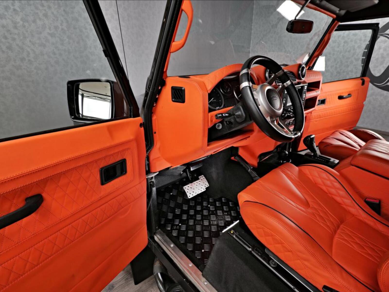 Land Rover Defender 10