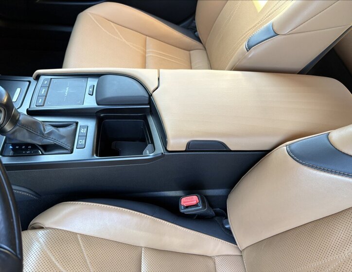 Lexus ES 300h Sedan / Limuzína 2,5 l 131 kw