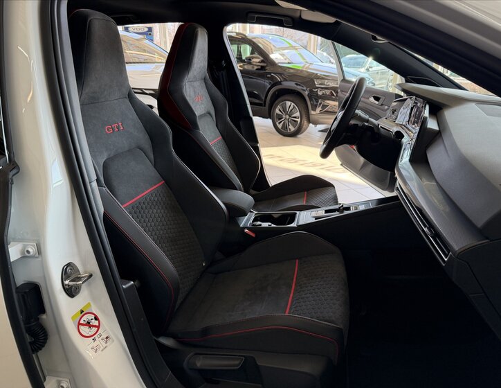 Volkswagen Golf Hatchback 2,0 l 221 kw