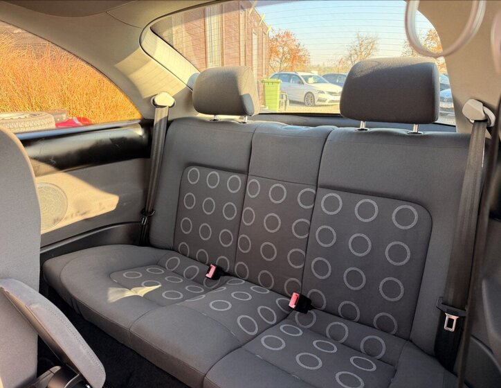 Volkswagen New Beetle 9