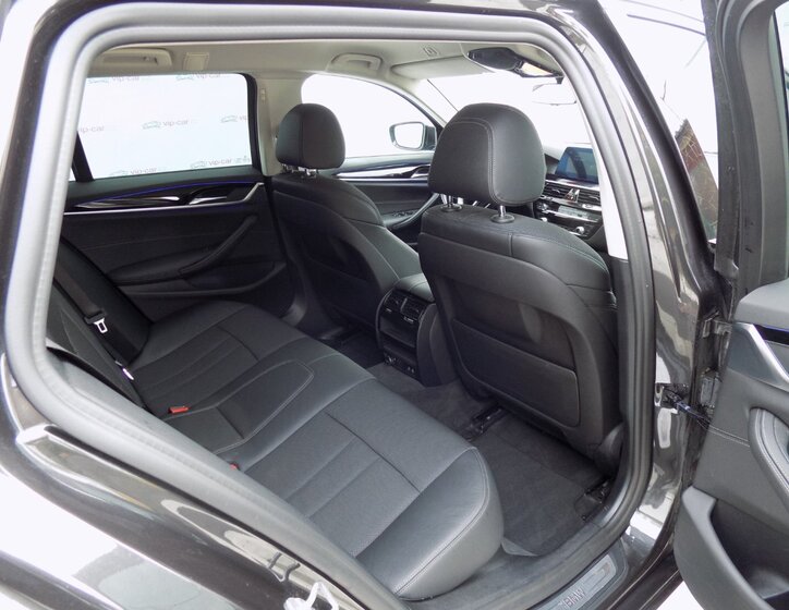 BMW Řada 5 Kombi 3,0 l 195 kw