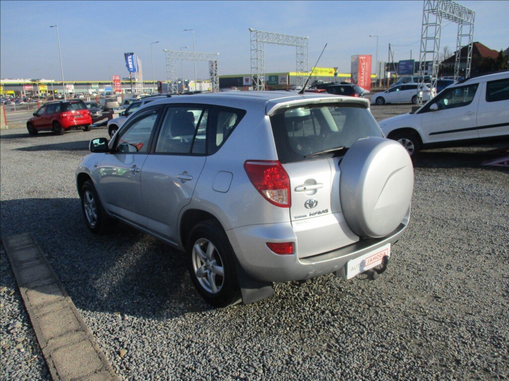 Toyota RAV4 SUV 2,2 l 100 kw