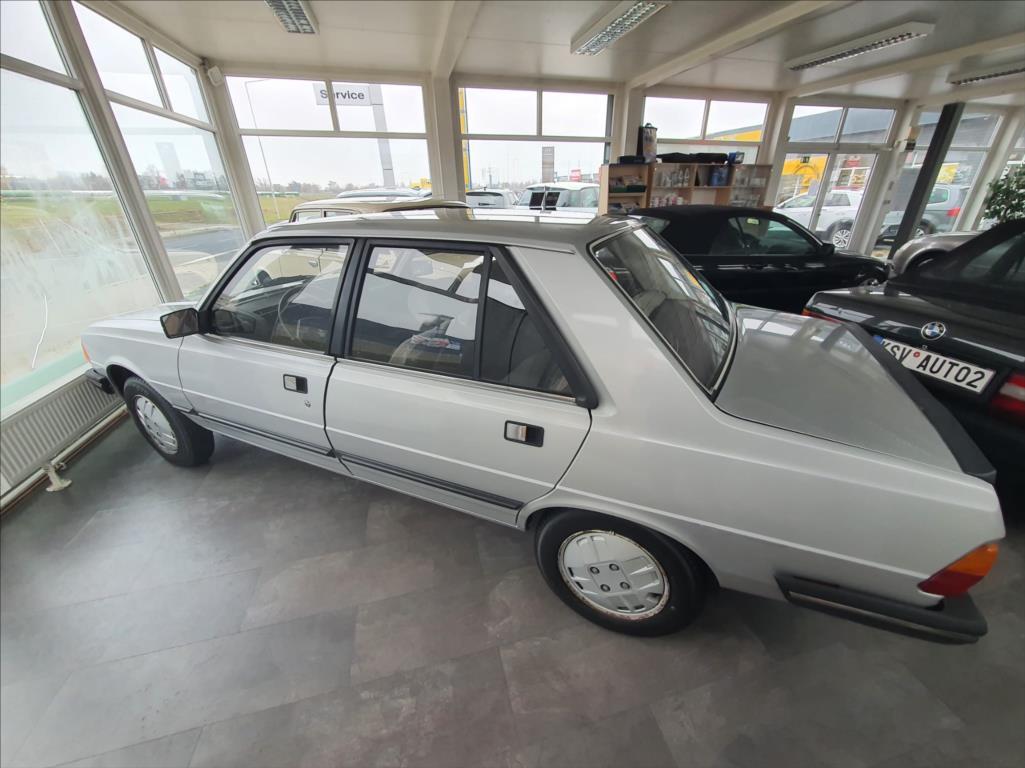 Peugeot 305