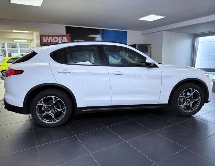 Alfa Romeo Stelvio 4