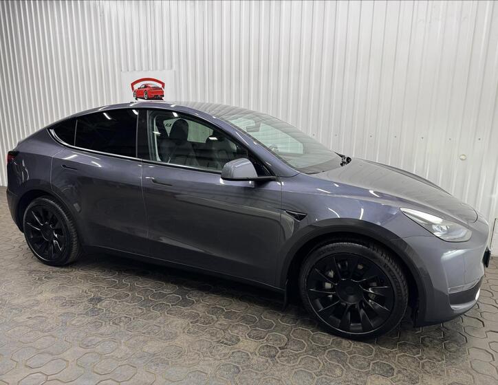 Tesla Model Y 11