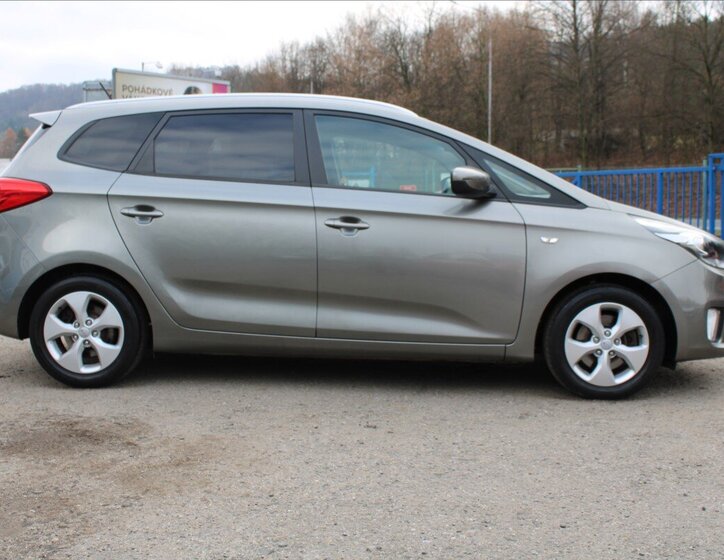 KIA Carens 4