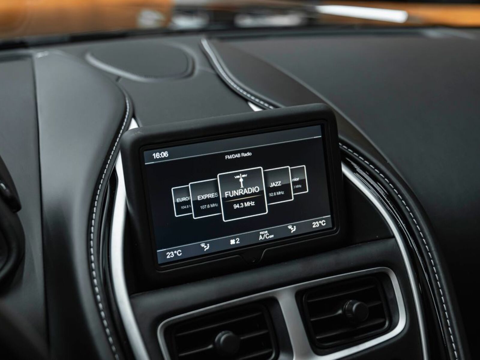 Aston Martin DB11 11