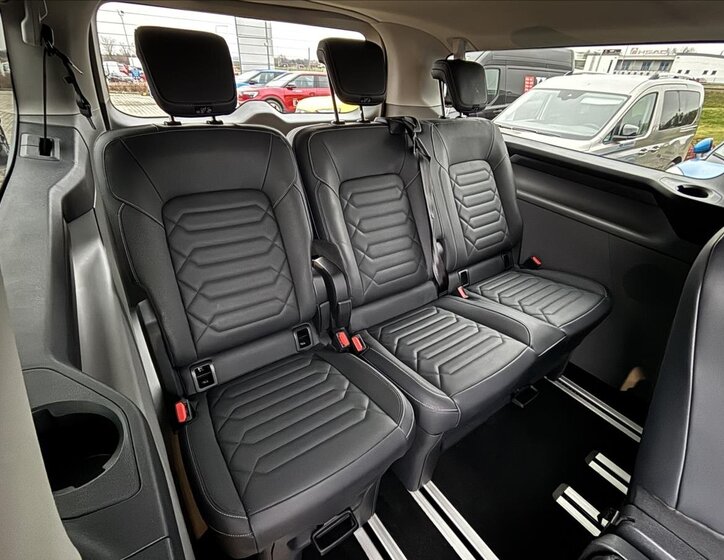 Ford Tourneo Custom 17