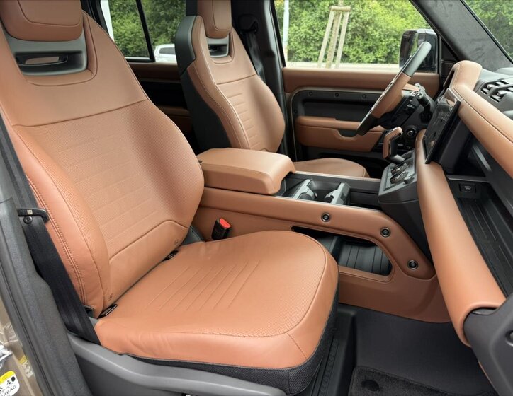 Land Rover Defender SUV 4,4 l 467 kw