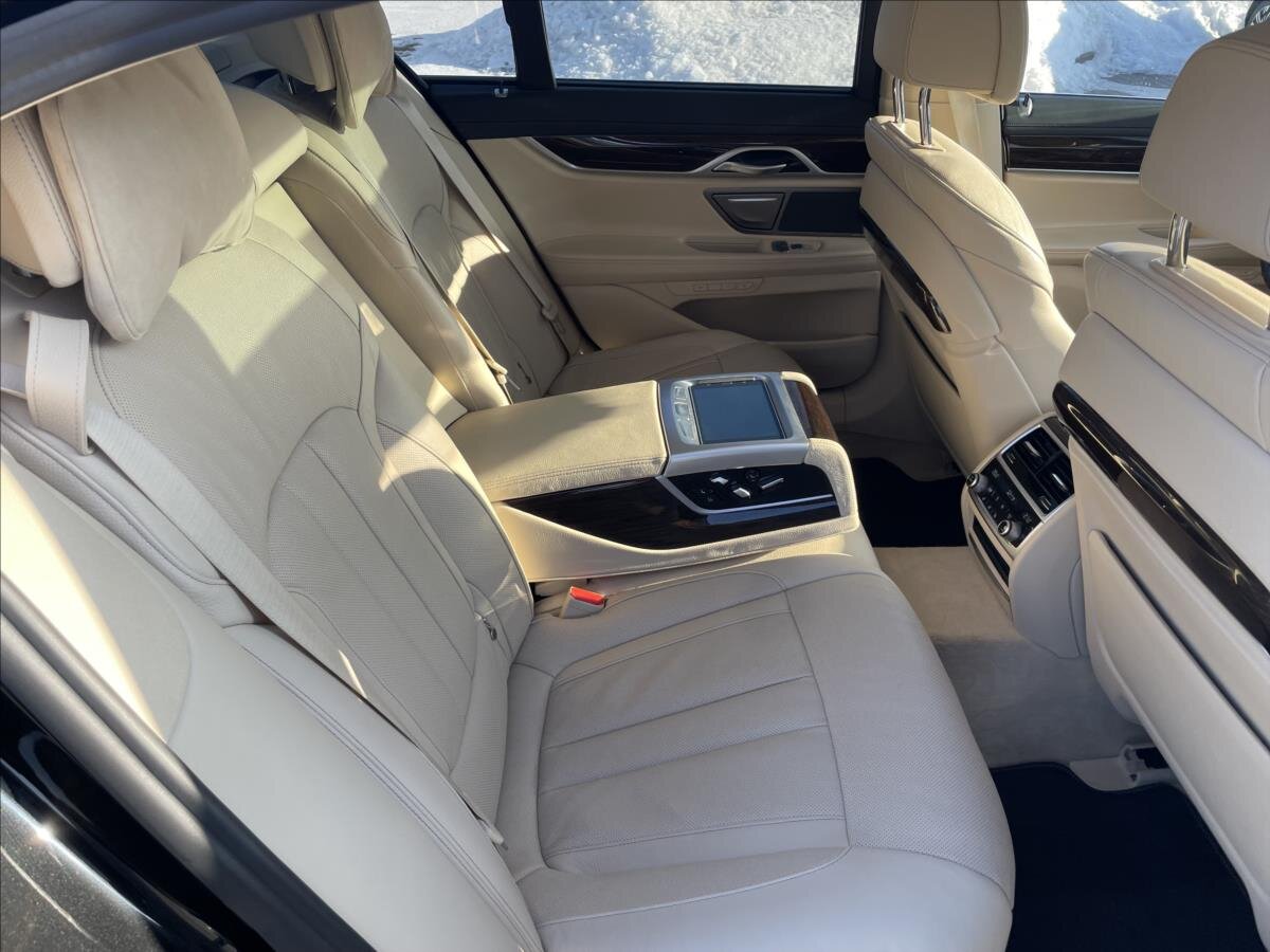 BMW Řada 7 Sedan 3,0 l 210 kw