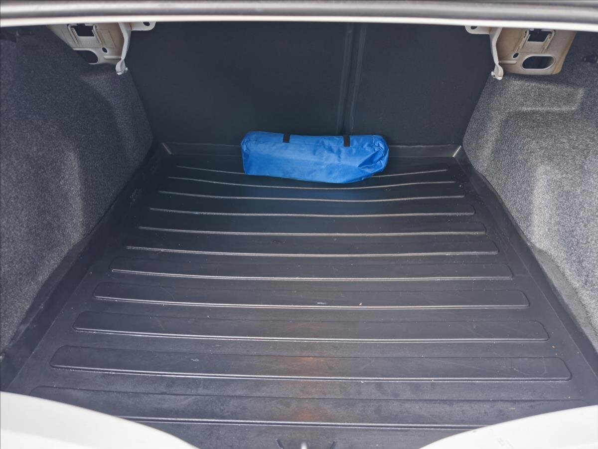 Peugeot 301 Sedan 1,2 l 60 kw