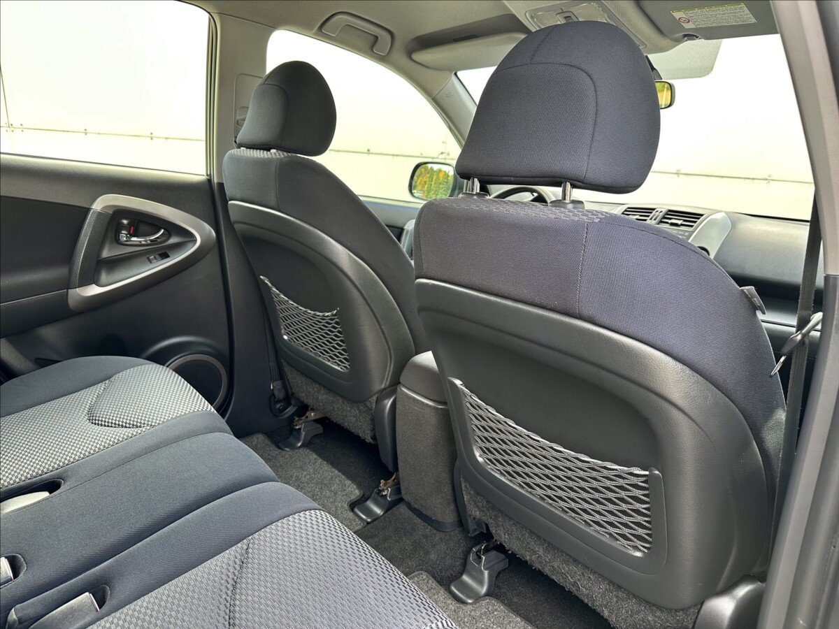 Toyota RAV4 SUV / Terénní 2,2 l 100 kw