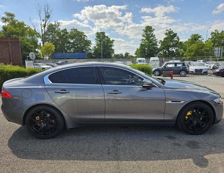Jaguar XE 4