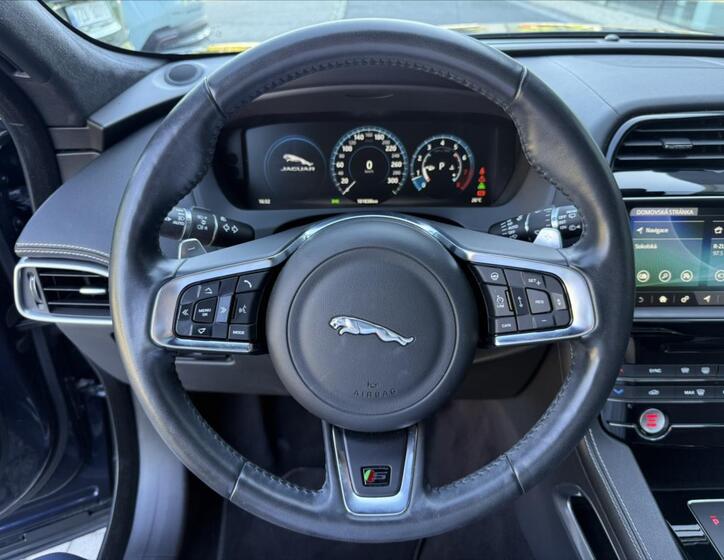 Jaguar F-Pace 15