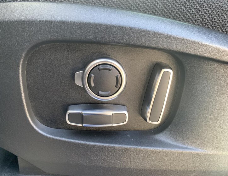 Land Rover Defender 33