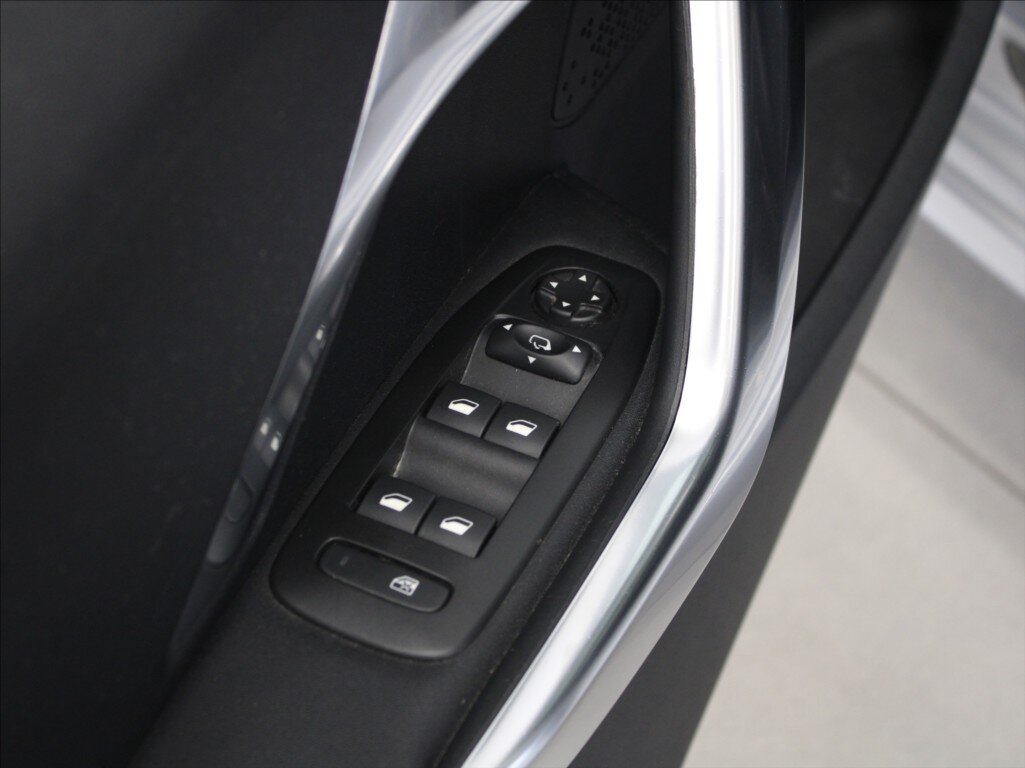 Peugeot 208 Hatchback 1,2 l 81 kw