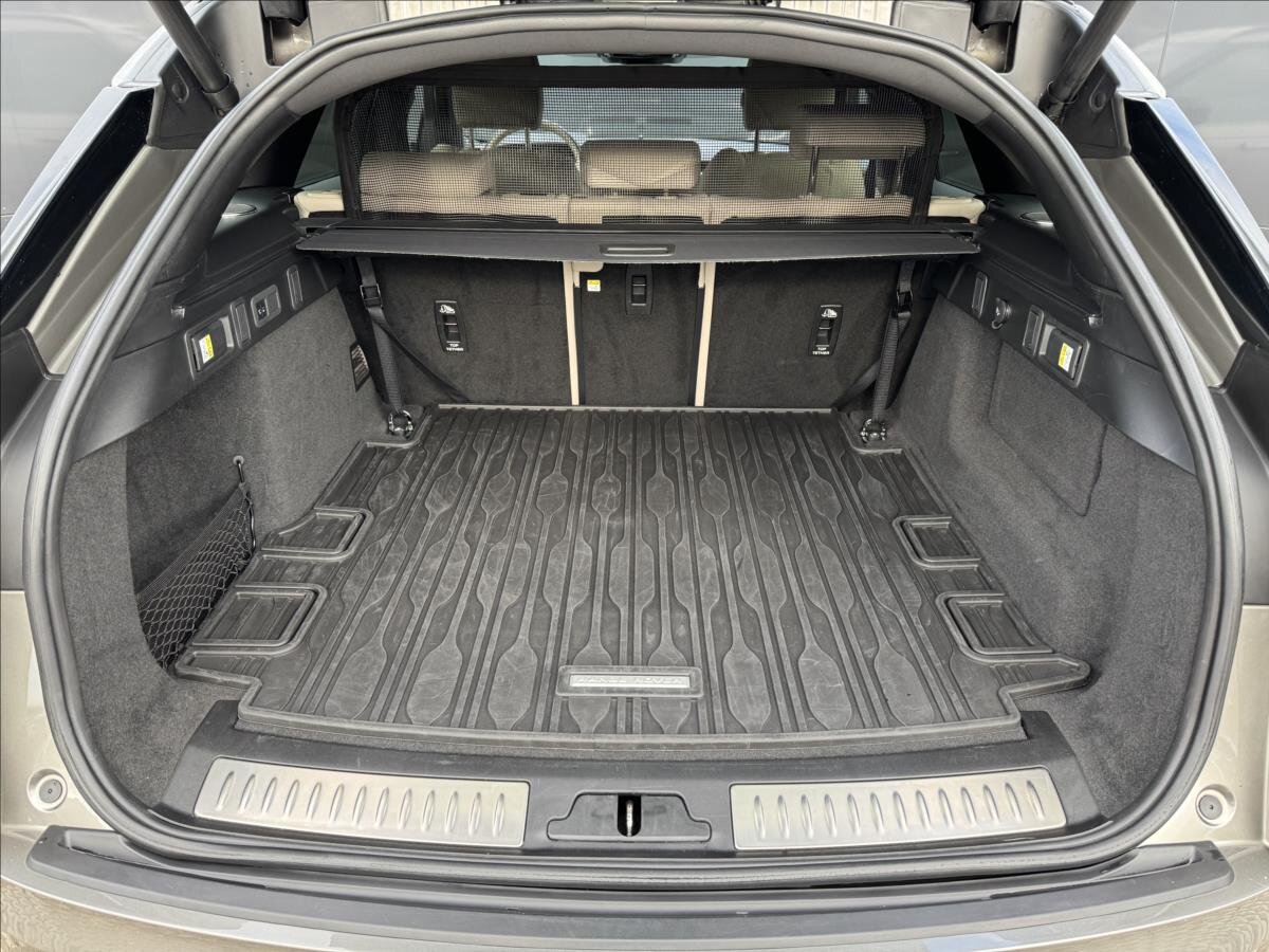 Land Rover Range Rover Velar SUV 3,0 l 221 kw