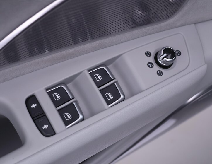 Audi A8 Sedan / Limuzína 4,2 l 273 kw