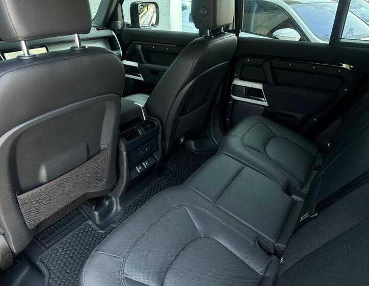 Land Rover Defender 7