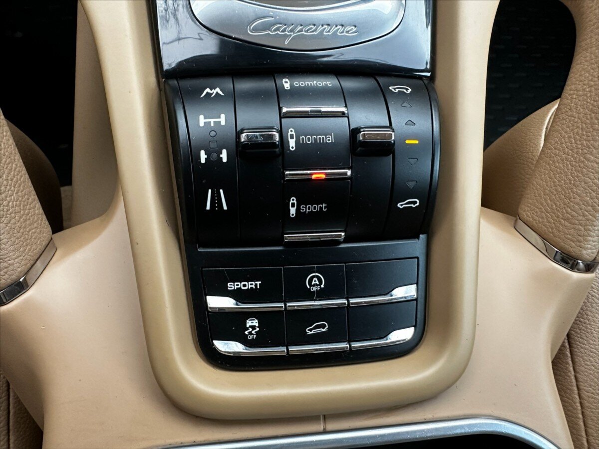 Porsche Cayenne Kombi 4,8 l 294 kw