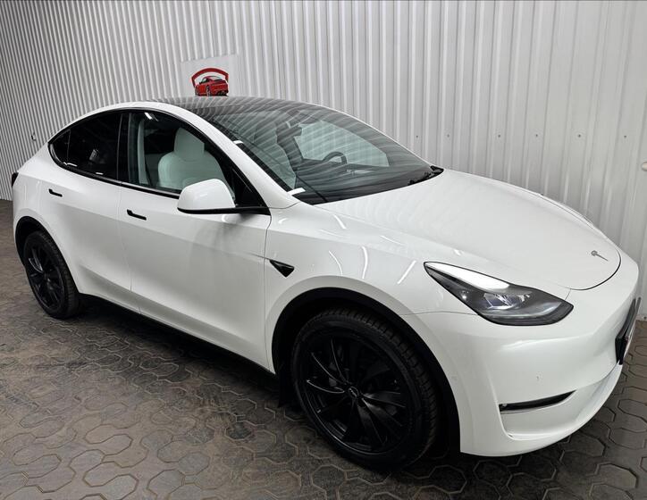 Tesla Model Y 12