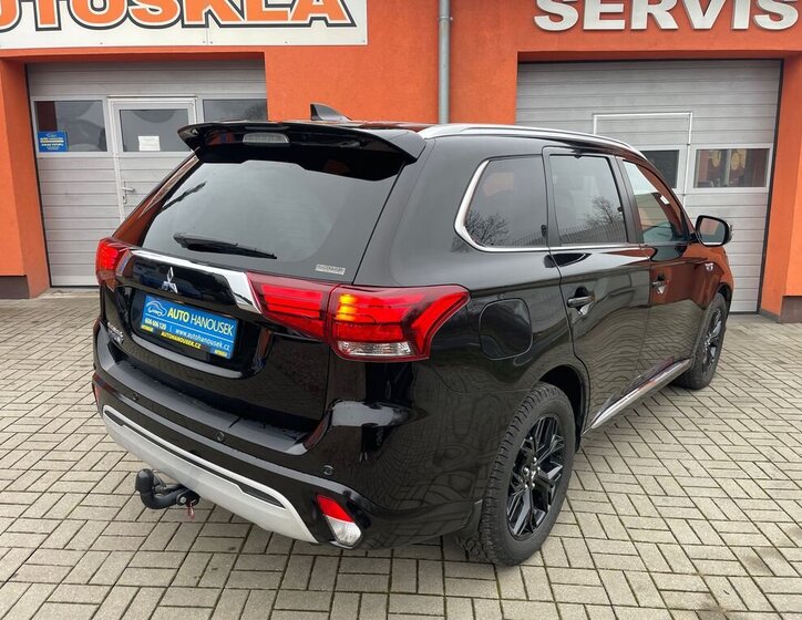Mitsubishi Outlander 2