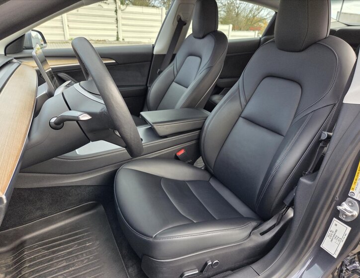 Tesla Model 3 Sedan / Limuzína 0,0 208 kw