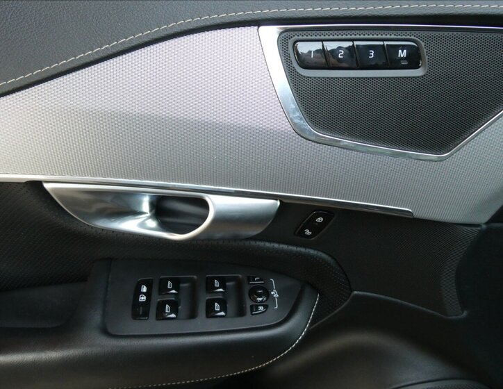 Volvo XC90 SUV / Terénní 2,0 l 228 kw