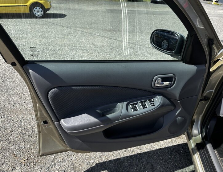 Nissan Almera Hatchback 1,5 l 72 kw