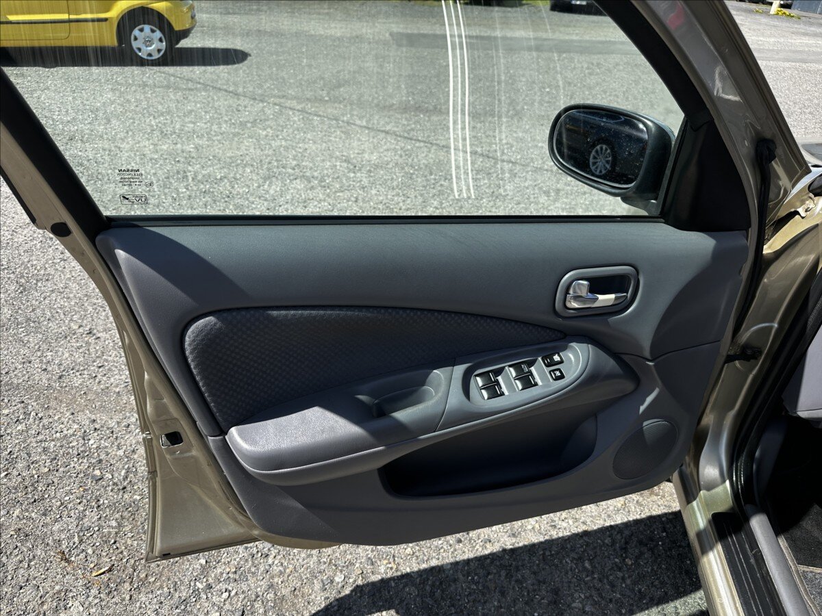 Nissan Almera Hatchback 1,5 l 72 kw