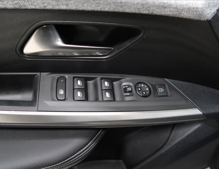 Peugeot 3008 SUV 1,2 l 100 kw