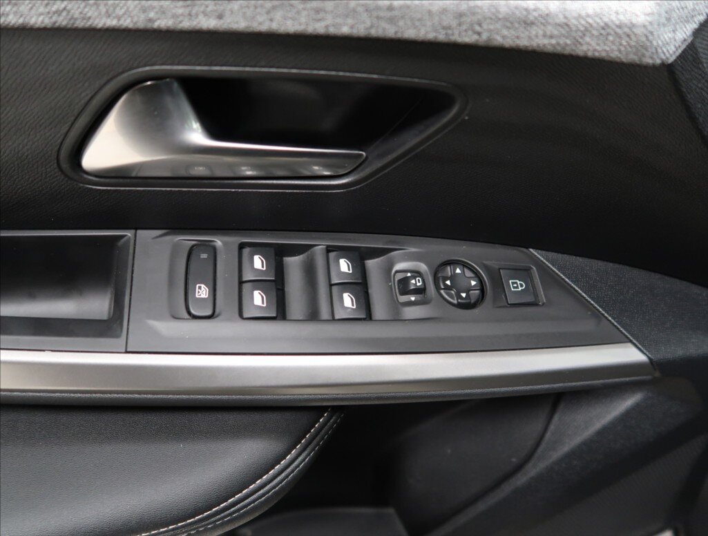 Peugeot 3008 SUV 1,2 l 100 kw