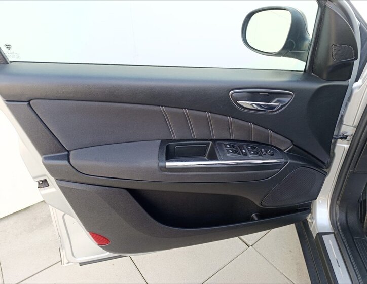 Lancia Delta Hatchback 1,6 l 88 kw