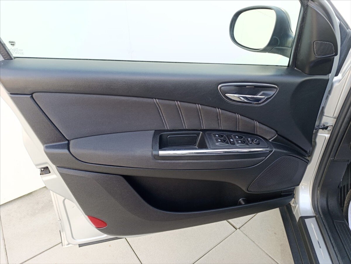 Lancia Delta Hatchback 1,6 l 88 kw