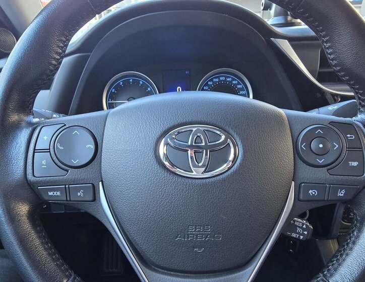 Toyota Corolla Sedan / Limuzína 1,6 l 97 kw