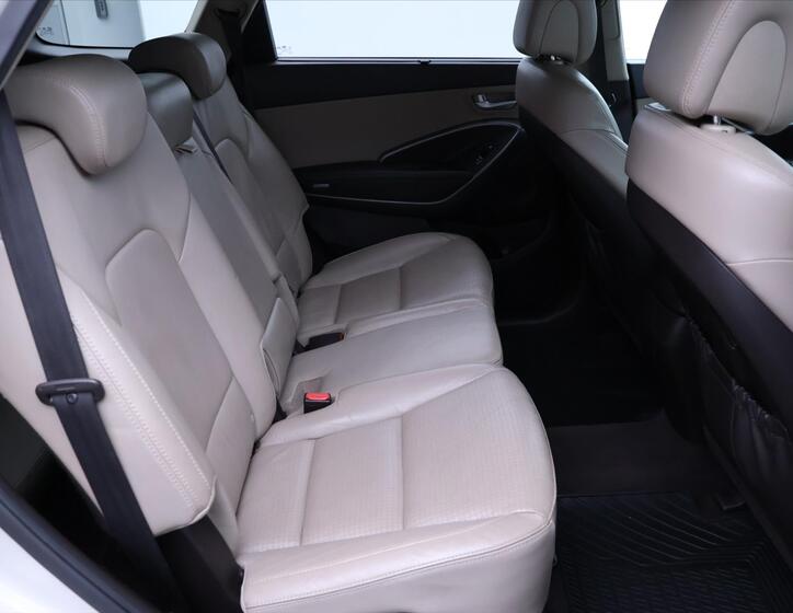 Hyundai Grand Santa Fe 14