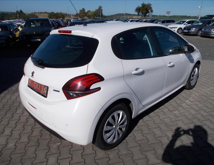 Peugeot 208 10