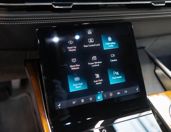 Cadillac Escalade 32