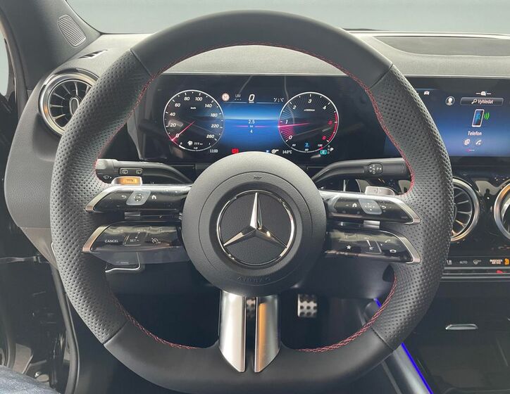 Mercedes-Benz GLA 11