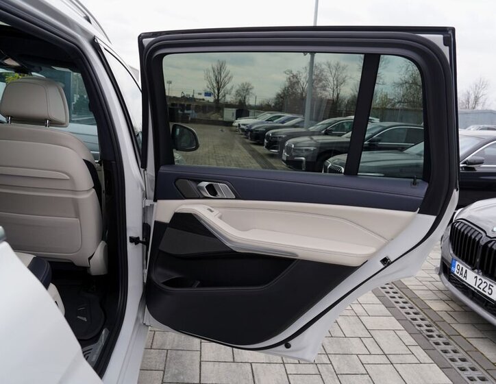 BMW X7 SUV / Terénní 3,0 l 250 kw