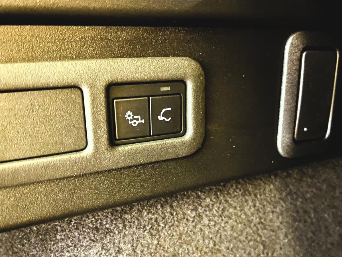 Land Rover Range Rover Velar SUV / Terénní 2,0 l 150 kw