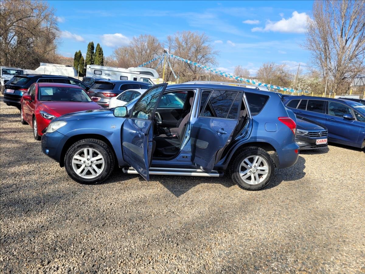 Toyota RAV4 SUV / Terénní 2,2 l 100 kw