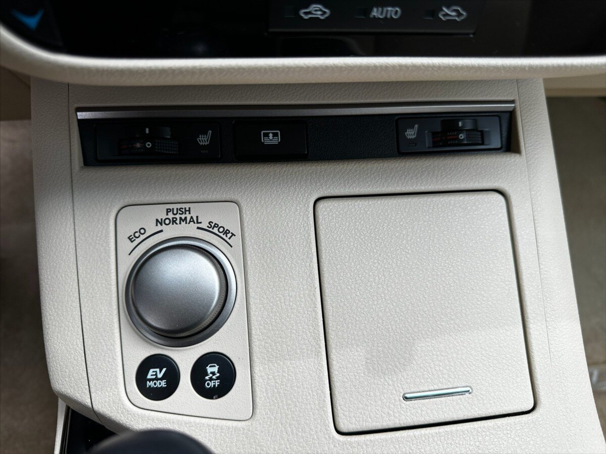 Lexus ES 300h Sedan / Limuzína 3,0 l 116 kw