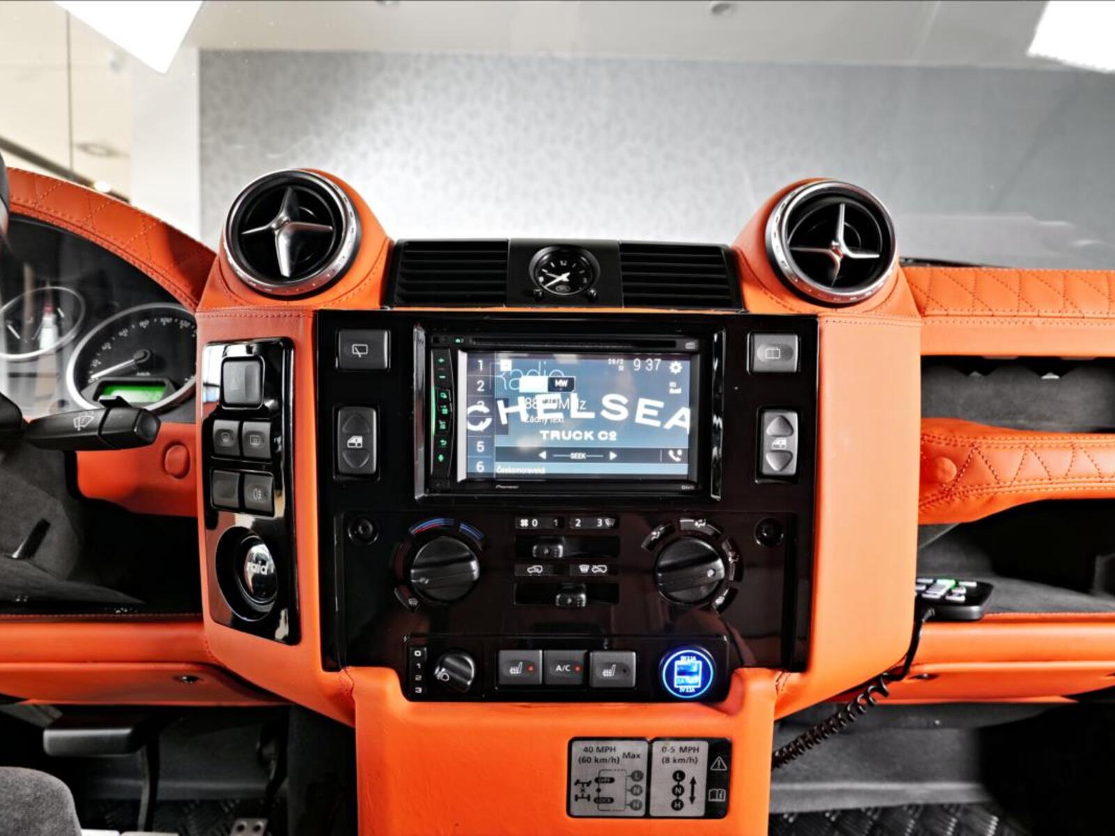 Land Rover Defender 17