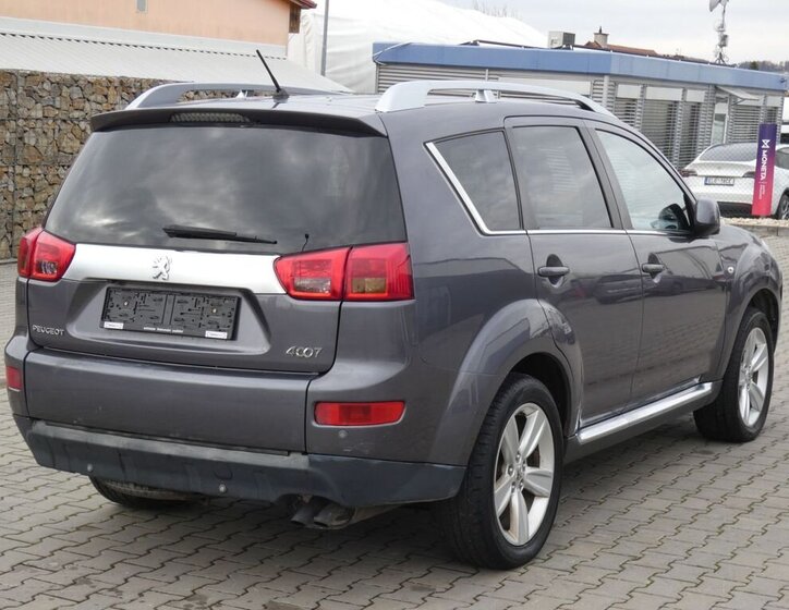 Peugeot 4007 9