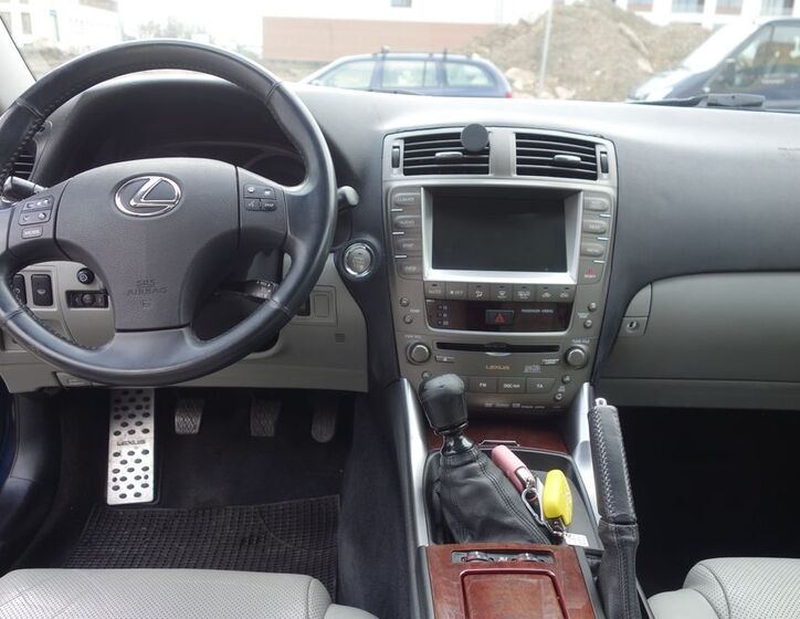 Lexus IS 220 12
