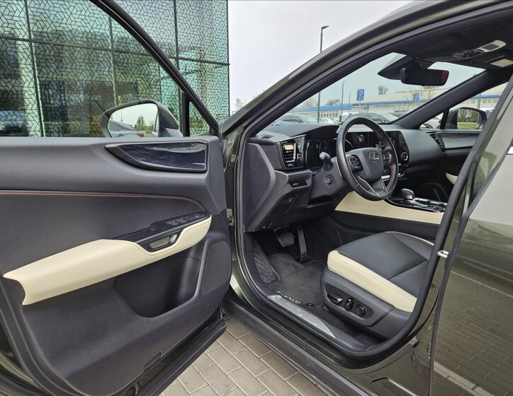 Lexus NX 450h plus SUV / Terénní 2,5 l 227 kw